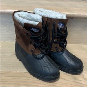 Arctic wolf snow shoes